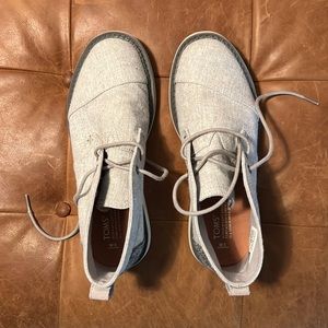 Tom’s Mens Chukka boots - size 8, light grey